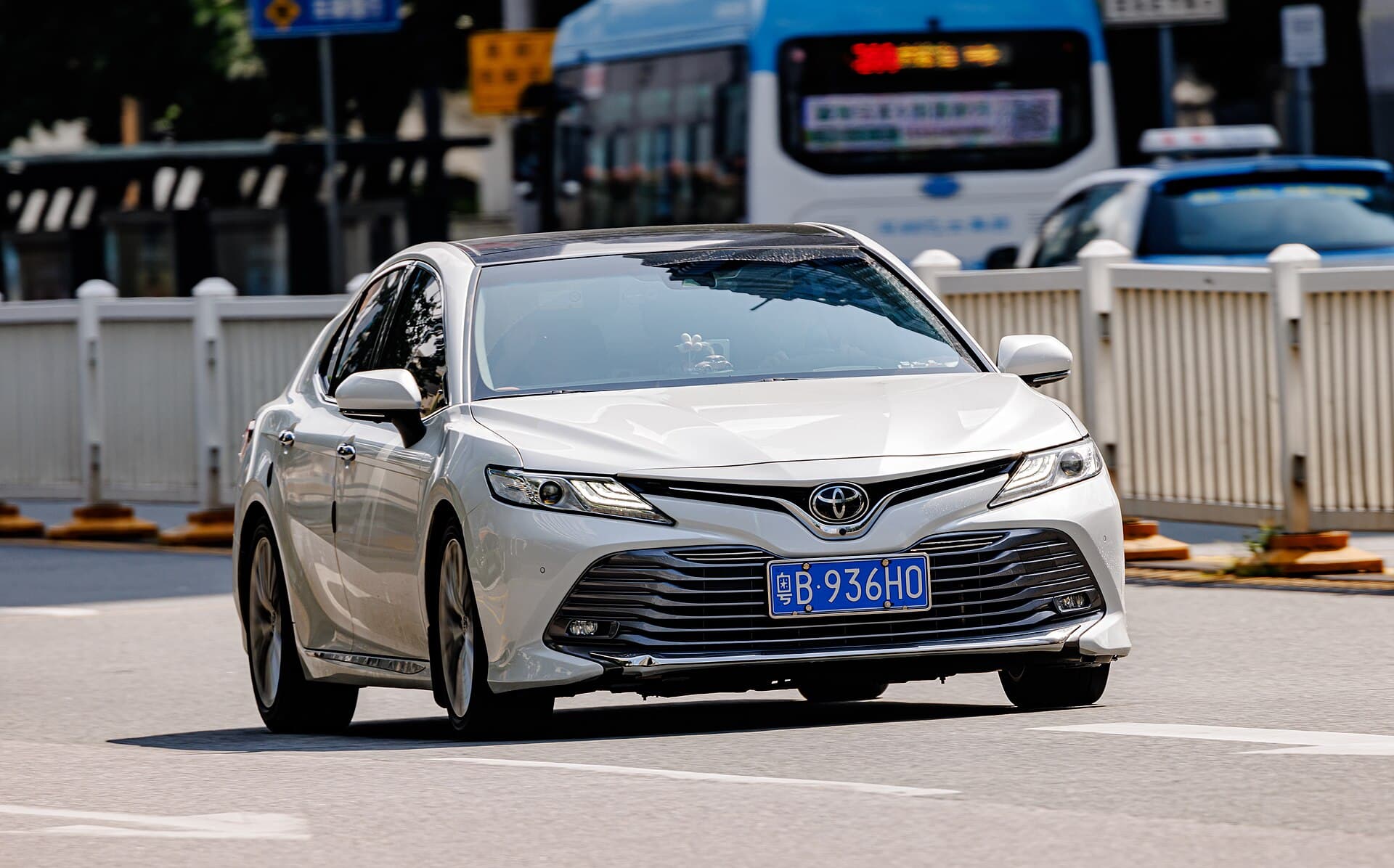Toyota Camry 2023 в аренду в Грузии