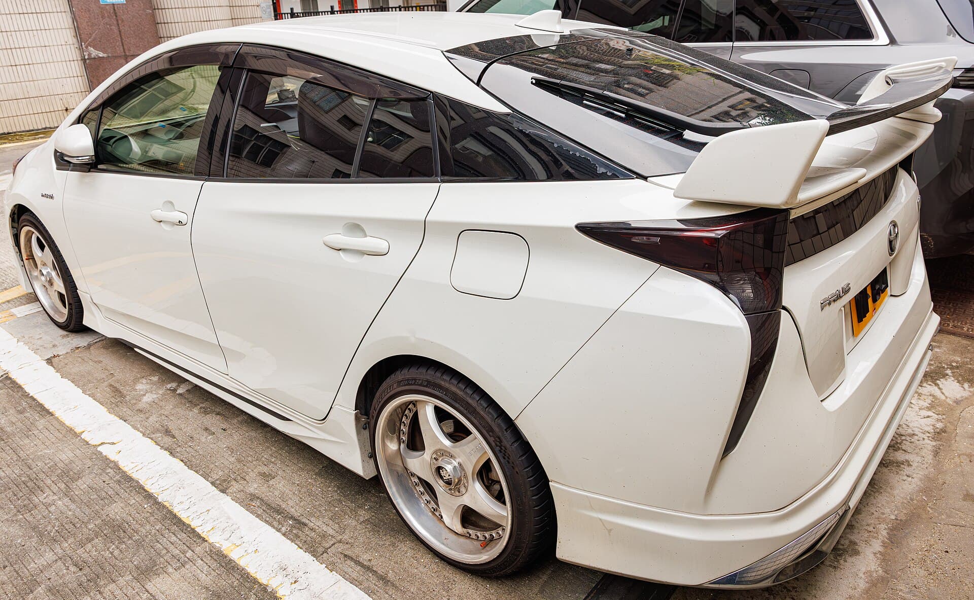 Toyota Prius 2023 в аренду в Грузии